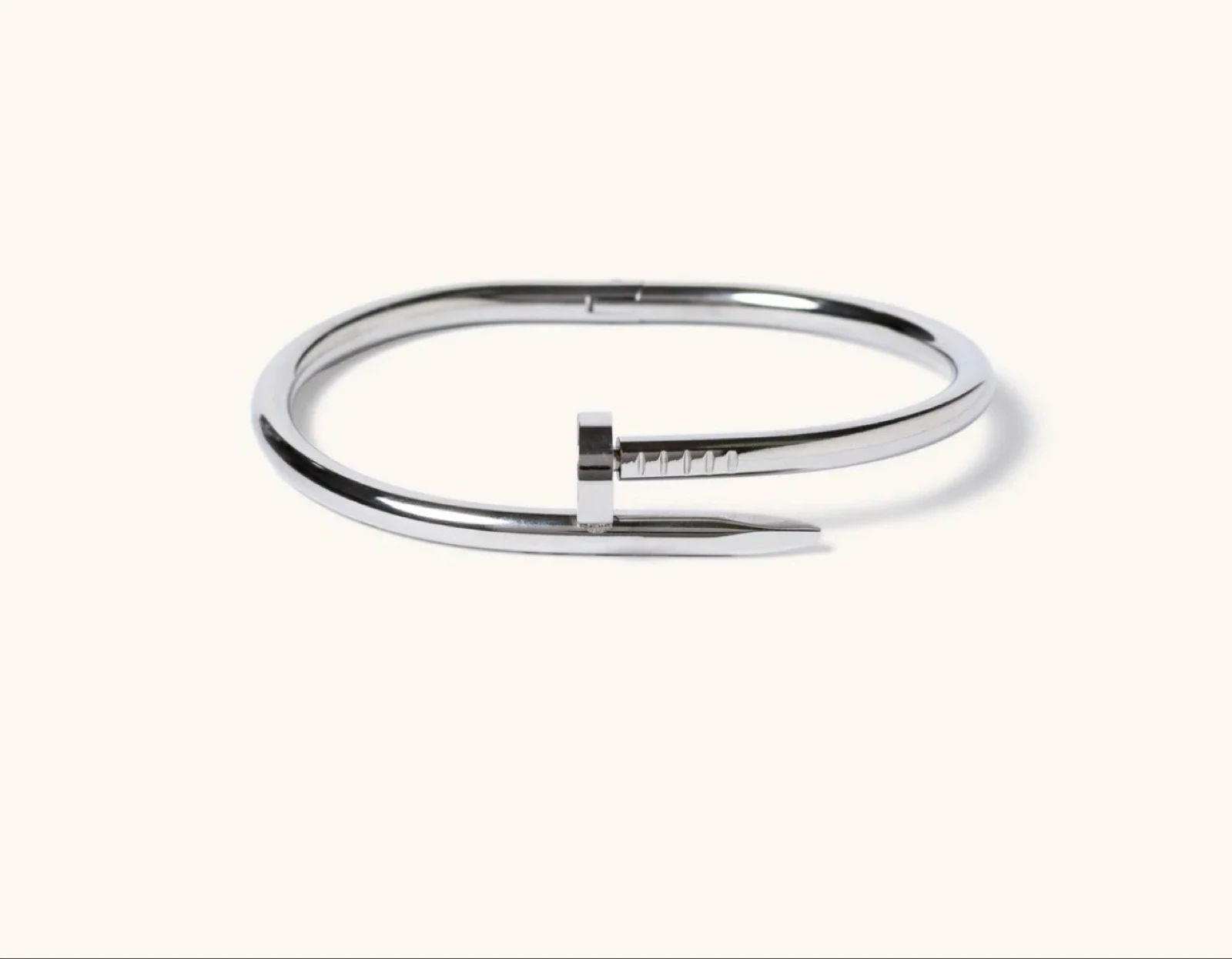 Pulsera clavo plateada.